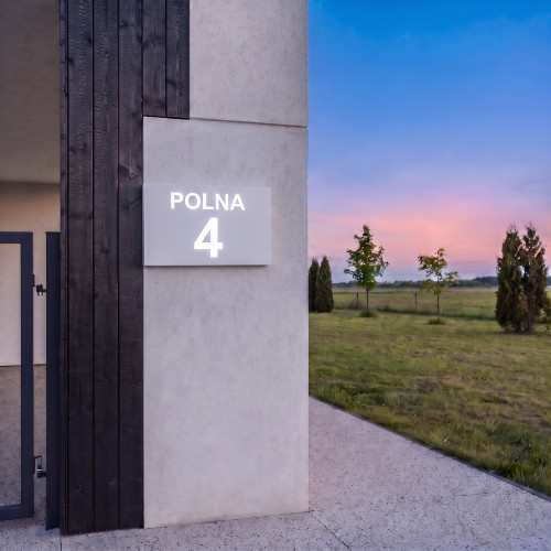Podświetlany panel LED zewnętrzny na elewację