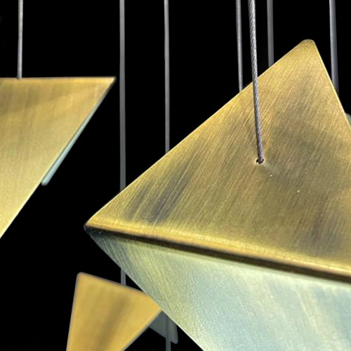 Nowoczesny metalowy żyrandol FINE o geometryczno-organicznej formie, złoty