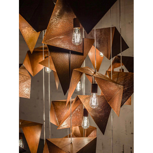 Nowoczesny metalowy żyrandol BIRD 20 o geometrycznej formie, rdzawy